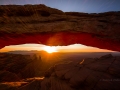 Mesa_Arch_red_sunrise_rays_3-3